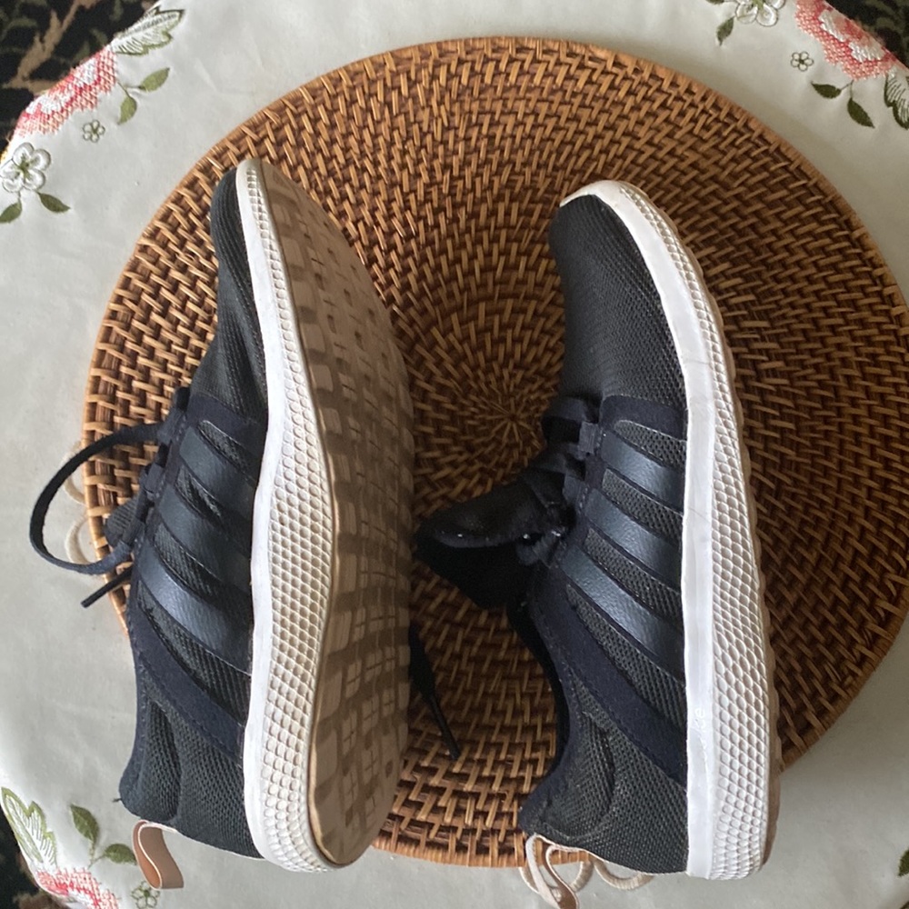 🌻SALE🌻 Adidas shoes - Picture 3 of 6